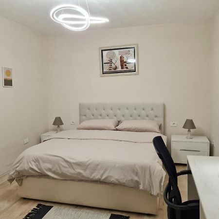 Downtown Boulevard Apartment With A Cute Balcony! Тирана Экстерьер фото