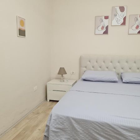 Downtown Boulevard Apartment With A Cute Balcony! Тирана Экстерьер фото
