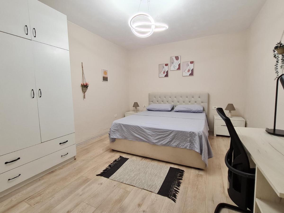 Downtown Boulevard Apartment With A Cute Balcony! Тирана Экстерьер фото
