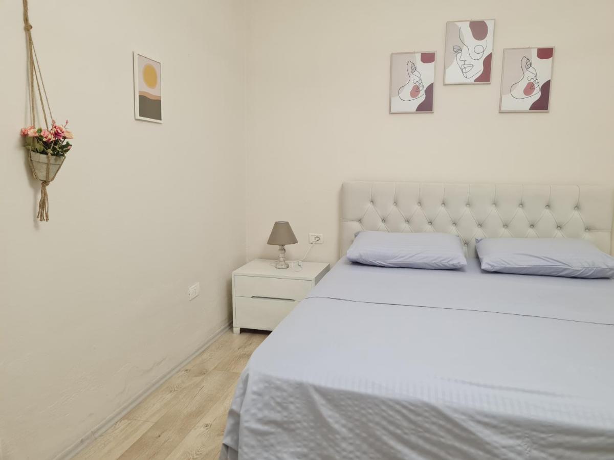 Downtown Boulevard Apartment With A Cute Balcony! Тирана Экстерьер фото