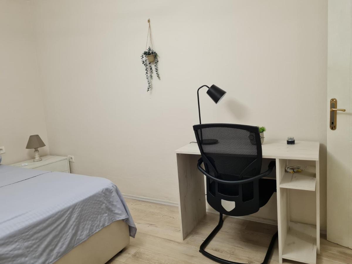 Downtown Boulevard Apartment With A Cute Balcony! Тирана Экстерьер фото